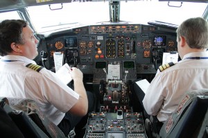 800px-Aerosvit_Boeing-737-400_UR-VVP_pilot_cabin